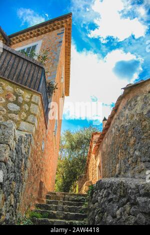 Escalier étroit en pierre dans le village de Deia à Majorque, Espagne Banque D'Images