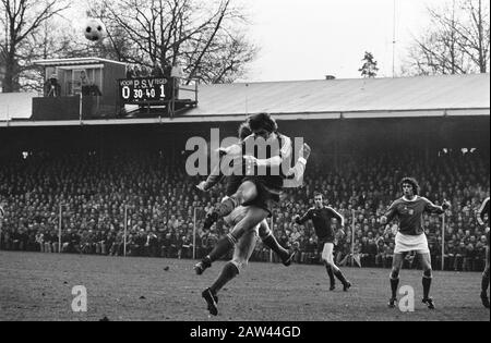 PSV contre Ajax 1-1; moments de jeu Date: 15 décembre 1974 mots clés: Sport, institution de football Nom: AJAX, PSV Banque D'Images