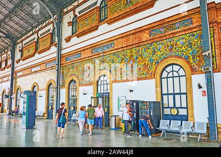 Jerez, ESPAGNE - 20 SEPTEMBRE 2019 : bâtiment historique de la gare de Jerez, décoré de tilling andalou traditionnel avec le mot floral complexe Banque D'Images