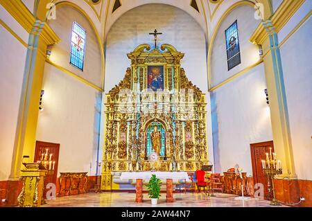 Jerez, ESPAGNE - 20 SEPTEMBRE 2019 : l'altartre doré orné de l'église Sainte-Trinité (Trinidad), décoré de guirlandes, de décors sculptés, de sculptures an Banque D'Images