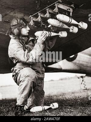 1940: Le chargement de bombes d'entraînement qui explosent avec une petite bouffée de fumée permettant aux observateurs de voir les résultats des efforts pilotes. Banque D'Images