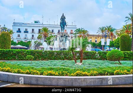 Les magnifiques lits de fleurs et le jardin pitié autour de la fontaine de la place Plaza del Arenal, avec statue équestre en bronze de Miguel Primo de Rivera, ris Banque D'Images
