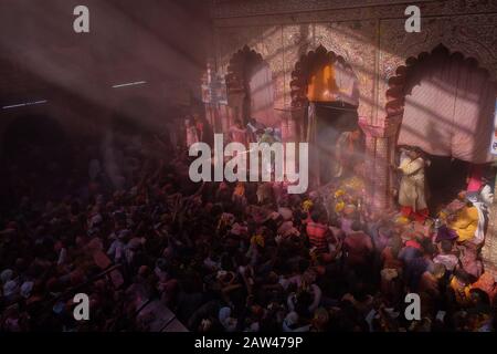 Vue générale surpeuplée lors du festival hindou Holi à banke bihari temple vrindavan, Inde, le 20 mars 2019. Le Hindou Hali Festival a lieu en Inde. La célébration de deux jours marque la victoire du bien sur le mal et marque la fin de l'hiver et l'arrivée du printemps. Les célébrations du festival de Hali sont généralement des résidents indiens jouant de l'eau tout en jetant de la poudre colorée. Banque D'Images