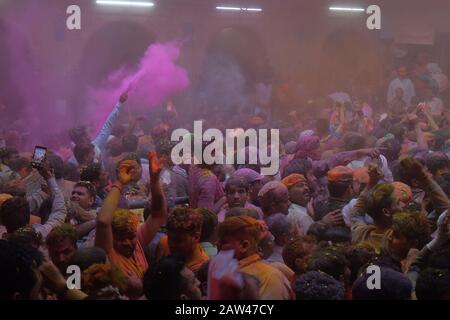 Vue générale surpeuplée lors du festival hindou Holi à banke bihari temple vrindavan, Inde, le 20 mars 2019. Le Hindou Hali Festival a lieu en Inde. La célébration de deux jours marque la victoire du bien sur le mal et marque la fin de l'hiver et l'arrivée du printemps. Les célébrations du festival de Hali sont généralement des résidents indiens jouant de l'eau tout en jetant de la poudre colorée. Banque D'Images