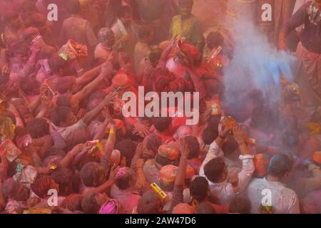 Vue générale surpeuplée lors du festival hindou Holi à banke bihari temple vrindavan, Inde, le 20 mars 2019. Le Hindou Hali Festival a lieu en Inde. La célébration de deux jours marque la victoire du bien sur le mal et marque la fin de l'hiver et l'arrivée du printemps. Les célébrations du festival de Hali sont généralement des résidents indiens jouant de l'eau tout en jetant de la poudre colorée. Banque D'Images