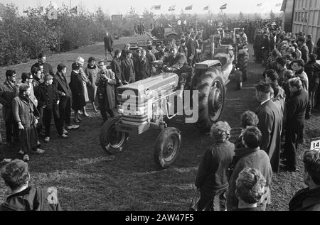 L'équipe nationale S'Associe 1965 Swifterbant audience participants au concours de l'équipe Looks Date: 27 octobre 1965 lieu: Flevoland, Swifterbant mots clés: Agriculture, agriculture, public, tracteurs, concours Nom De La Personne: Eelman, Klaas Nom de l'institution: Pays-Bas Banque D'Images