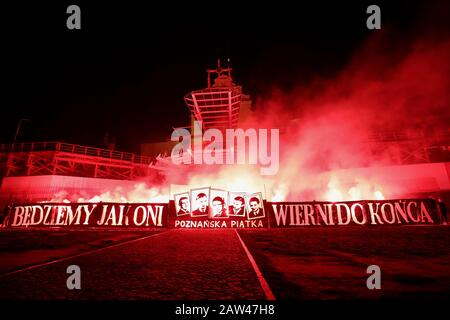 Pologne,Czestochowa - 30 mars 2019: 6ème pèlerinage de l'Environnement National (militants ONC) sur le monastère de Jasna Gora, pèlerins de lumière firecrackes Banque D'Images