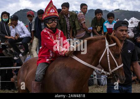 Les jeunes jockeys sont prêts à courir au HM Hasan's Field, Blang Bebangka, district d'Aceh Tengah, province d'Aceh, Indonésie, dimanche 1er septembre 2019. Les courses de chevaux traditionnelles de Gayo ont eu lieu depuis l'ère coloniale néerlandaise, la course de chevaux traditionnels de Gayo a lieu deux fois par an dans la Régence centrale d'Aceh, qui commémore l'anniversaire de la ville de Takengon et commémore l'anniversaire de la République d'Indonésie. Les petits jockeys lors de l'équitation sans être attristés, et ces chevaux sont le résultat de croiser les chevaux australiens et les petits chevaux gayo, maintenant les chevaux gayo ont commencé à monter en hauteur. Banque D'Images