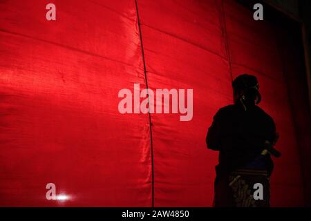 Un artiste prépare le spectacle derrière la scène rouge lors de la projection d'art de théâtre javanais appelée Ketoprak Tobong Kelana Bakti à Yogyakarta, Indonésie, vendredi 25 octobre 2019. Ketoprak Tobong est un théâtre javanais traditionnel, avec dialogue, monologues et musique gamelan. Cet art est très rare et presque éteint. Ketoprak Tobong Kelana Bhakti est l'une des dernières troupes de théâtre nomades et a joué dans un certain nombre de pays dans le monde. Banque D'Images