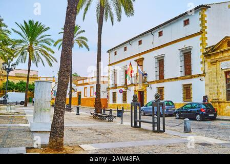 Jerez, ESPAGNE - 20 SEPTEMBRE 2019: Ensemble de la vieille Plaza del Mercado (place du marché) avec la construction du musée archéologique, statues en bronze de shakop Banque D'Images