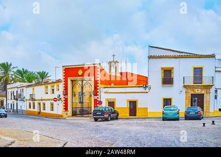 Jerez, ESPAGNE - 20 SEPTEMBRE 2019 : la porte rouge lumineuse de la chapelle Santa Marta, située sur la place San Mateo de la vieille ville, le 20 septembre à Jerez Banque D'Images