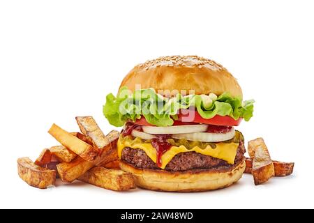 Hamburger avec frites isolées sur blanc. Chemin d'écrêtage inclus Banque D'Images