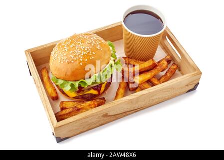 Plateau en bois avec hamburgers, boissons et frites isolées sur blanc. Chemin d'écrêtage inclus Banque D'Images