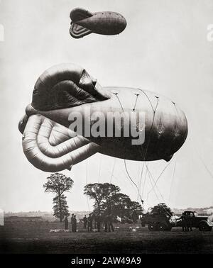 Une paire de ballons de barrage de zone basse. En 1938, le British Balloon Command a été créé pour protéger les villes et les cibles clés comme les zones industrielles, les ports et les ports. Les grands ballons de cerf-volant ont défendu les cibles terrestres contre les attaques aériennes, en soulevant des câbles en acier doux qui présentent un risque de collision grave pour les avions, rendant l'approche de l'attaquant plus difficile, les obligeant à voler plus haut et dans la gamme de feu concentré anti-aéronefs. Banque D'Images