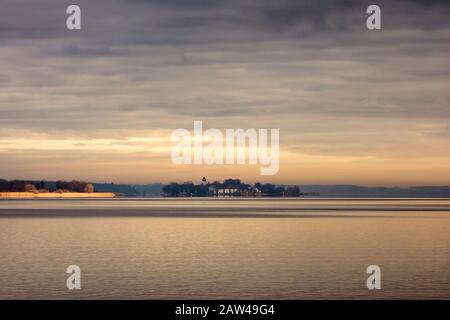 Lac allemand Chiemsee, Bavière avec sa célèbre île Herrenchiemsee au crépuscule Banque D'Images