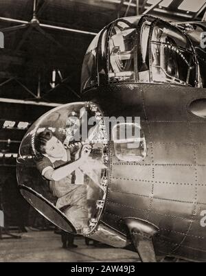 Un mécanicien instrumental WAF dans le dôme des bombardiers à l'étroit qui travaille sur le pilote automatique d'un Lancaster Bomber. La WAF (Women's Auxiliary Air Force) a été créée le 28 juin 1939 et les femmes recrutées dans la WAF ont reçu une formation de base. Les WAFA n'ont pas servi d'équipage, mais étaient actifs dans l'emballage en parachute et la création de ballons de barrage en plus d'effectuer des tâches de restauration, météorologie, radar, entretien d'aéronefs, transport, communications, y compris le téléphonage et télégraphique sans fil. Banque D'Images