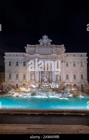 Vue verticale sur la célèbre fontaine de Trevi Banque D'Images