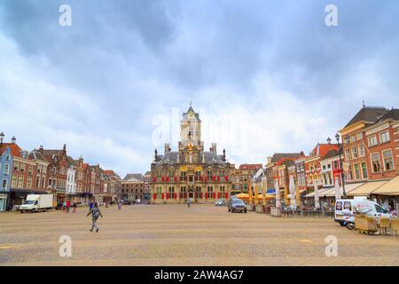 Delft, Pays-Bas - 6 avril 2016 : Stadhuis ou hôtel de ville, vue sur la place Markt avec maisons, les gens de la ville de Hollande Banque D'Images