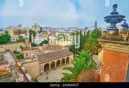 Jerez, ESPAGNE - 20 SEPTEMBRE 2019 : le toit du palais Villavicencio, classé vases en porcelaine de style andalou, donne sur le parc Parade de Banque D'Images