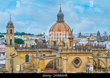 Vue sur le clocher fin et le dôme en tuiles de la cathédrale de Jerez, décoré de mosaïques, de sculptures en pierre sculptées et entouré d'une empeigne gothique ornée Banque D'Images