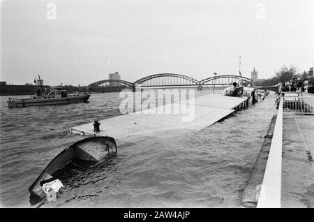 Rampe d'accès avec le navire de l'hôtel Princess Irene sur le Rhin à Cologne; le bateau sunken Princess Irene Date: 19 avril 1975 mots clés: Catastrophes, navires Banque D'Images