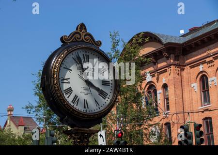 4 août 2019 : horloge sur Broadway St et Red Brick Building fond dans le centre-ville de Saratoga Springs, quartier historique, NY, États-Unis Banque D'Images