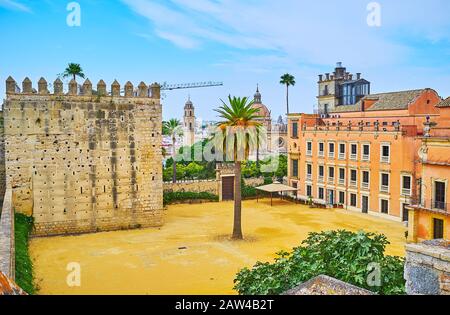 Jerez, ESPAGNE - 20 SEPTEMBRE 2019 : la cour San Fernando devant le palais Villavicencio et la tour D'Hommage de la forteresse Alcazar, le 20 septembre i Banque D'Images