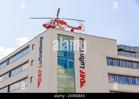 Stuttgart, Allemagne - 29 avril 2017 : hélicoptère de sauvetage aérien (DRF Luftung) près de l'aéroport de Stuttgart Banque D'Images