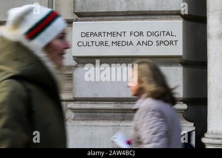 Londres, Royaume-Uni. 5 février 2020. Les gens se promenent devant Le bâtiment du Département du numérique, de la culture, des médias et des sports de Whitehall, à Londres. Crédit: Dinendra Haria/Sopa Images/Zuma Wire/Alay Live News Banque D'Images