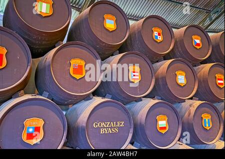 Jerez, ESPAGNE - 20 SEPTEMBRE 2019: Gros plan des cacks dans La Vraie Bodega de la Concha du domaine de Tio Pepe avec des drapeaux des pays, où Gonzalez Byass Banque D'Images