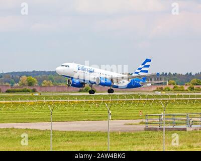 Stuttgart, Allemagne - 29 avril 2017 : avion Airbus d'Ellinair pendant le décollage - pré vert avec clôture devant Banque D'Images