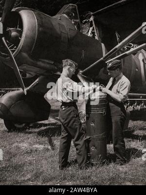 Les équipes au sol préparant un canister de fournitures pour l'installation d'un Lysander Westland (surnommé « Lizzie ») est un avion de coopération et de liaison de l'armée britannique produit par Westland Aircraft utilisé immédiatement avant et pendant la seconde Guerre mondiale. La performance exceptionnelle de l'avion sur le terrain court a permis aux missions clandestines d'utiliser de petites pistes improvisées derrière des lignes ennemies pour placer ou récupérer des agents, en particulier en France occupée avec l'aide De La Résistance française. Banque D'Images