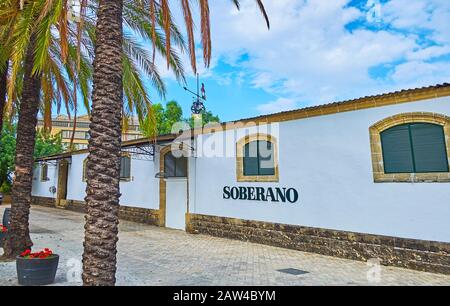 Jerez, ESPAGNE - 20 SEPTEMBRE 2019: Bodegas Tio Pepe Grounds de nombreux bâtiments de différents domaines viticoles, dont l'un est Soberano brandy domaine, sur S Banque D'Images