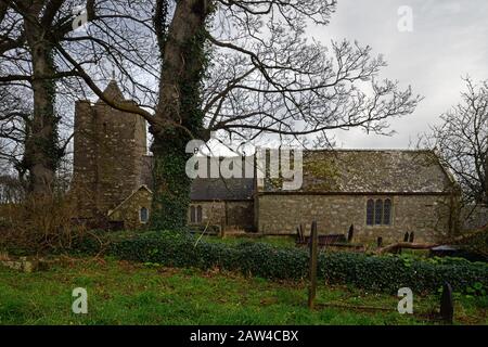 L'église St Mary's, Llanfair-yng-Nghornwy, est une église médiévale d'Anglesey. Il date du XIe siècle et est maintenant un bâtiment classé de niveau I. Banque D'Images