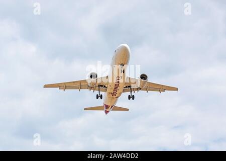 Stuttgart, Allemagne - 29 avril 2017: L'avion Eurowings approche pour atterrir à l'aéroport de Stuttgart Banque D'Images