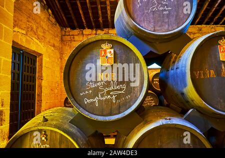 Jerez, ESPAGNE - 20 SEPTEMBRE 2019 : le vieux fût de Noe Sherry, signé par Steven Spielberg et Amy Irving dans la cave de vinification King's Winery (Bodega Los Reyes) de Bodegas T Banque D'Images