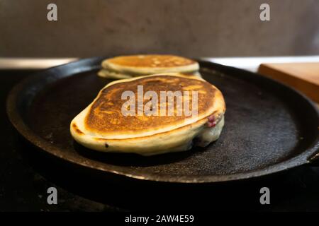 crêpes dans la poêle Banque D'Images