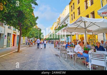 Jerez, ESPAGNE - 20 SEPTEMBRE 2019 : les cafés et patios extérieurs confortables des restaurants s'étendent le long des édifices de la rue Calle Larga, sur le Sépice Banque D'Images