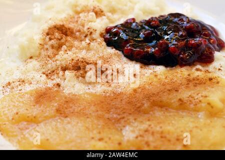 gros riz sucré au dessert avec du lait et des berrys Banque D'Images