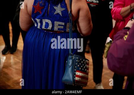 02032020 - des Moines, Iowa : les gardiens du caucus attendent les résultats des Caucus de l'Iowa 2020 avant que le candidat démocrate à la présidence Joe Biden ne s'exprime devant une foule de partisans et les médias, le soir du caucus à l'Université Drake, le lundi 3 février 2020 à des Moines, Iowa. Banque D'Images