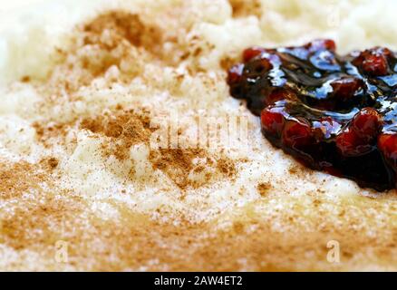 Riz au lait avec baies rouges et cadamon vanille et sucre Banque D'Images