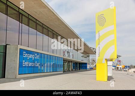 Stuttgart, Allemagne - 06 mai 2017: Salon Stuttgart, entrée est (Eingang Ost) - logo d'entreprise à la façade du bâtiment Banque D'Images