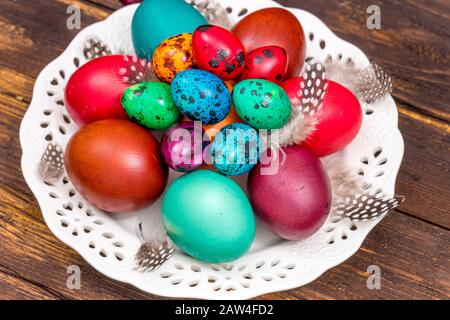 Joyeuses Pâques. Œufs peints de différentes couleurs sur une table en bois Banque D'Images