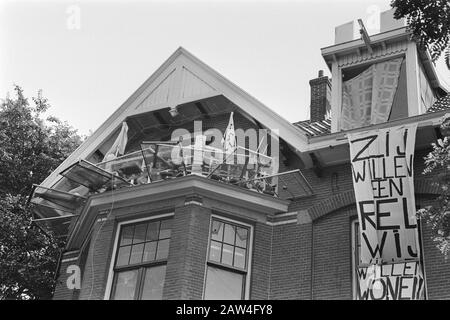 Squat Lucky Luijk à Jan Luyken à Amsterdam; barricades dormer Date: 2 août 1982 lieu: Amsterdam, Noord-Holland mots clés: Barricades, squatts Banque D'Images