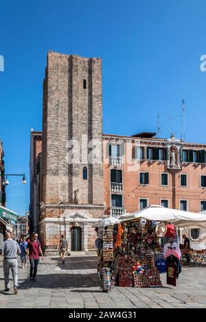 Le clocher de l'église de Santa Margherita à Campo Santa Margherita avec un stand de vente de souvenirs, Venise, Italie Banque D'Images