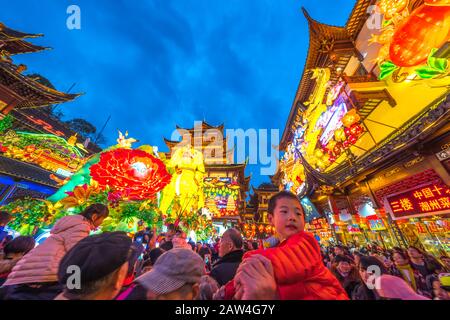 Shanghai, Chine - 14 février 2018 : le célèbre jardin Yu à Shanghai, Chine, un quartier commerçant traditionnel avec bâtiment historique. Banque D'Images