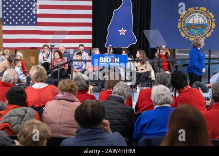4 février 2020, Concord, New Hampshire: Les électeurs en attente du candidat démocrate Joe Biden s'exprime à la Fraternité internationale du Worke électrique Banque D'Images