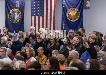 4 février 2020, Concord, New Hampshire: Les électeurs se battent pendant Joe Biden parle à La Fraternité internationale des travailleurs de l'électricité locale Union Banque D'Images