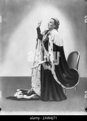 Abdication Reine Wilhelmina / Inauguration Reine Juliana Montagefoto.Inhuldiging Reine Juliana. Prestation de serment dans le Nieuwe Kerk à Amsterdam. Date : 6 septembre 1948 lieu : Amsterdam, Noord-Holland mots clés : inaugurations, maison royale Nom De La Personne : Juliana, Queen Banque D'Images