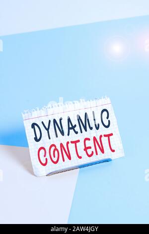 Signe texte indiquant le contenu dynamique. Contenu Web de texte photo professionnel qui change en fonction du comportement de l'utilisateur papier placé incliné au-dessus de la mémoire tampon Banque D'Images